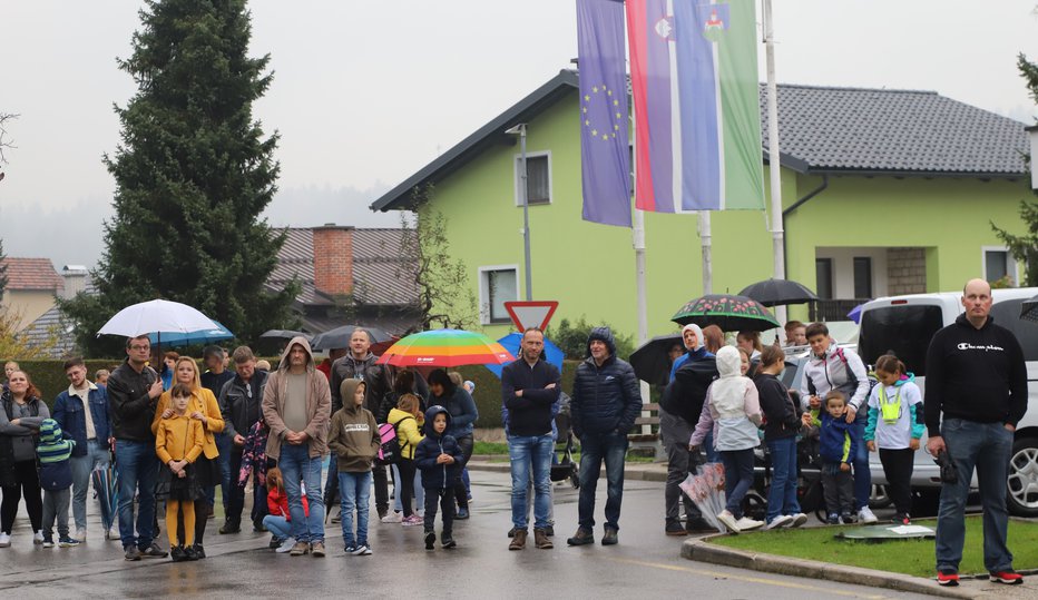 Fotografija: Niti dež ni odvrnil domačinov, da bi se udeležili odprtja. Foto: Jože Miklavc