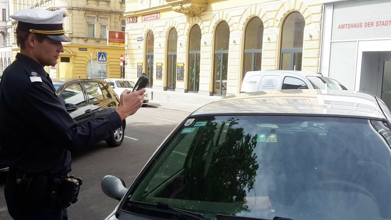 Fotografija: Kljub novi tehnologiji bodo kazni še vedno izdajali nadzorniki. Foto: Angelika Kreiner/mesto Dunaj