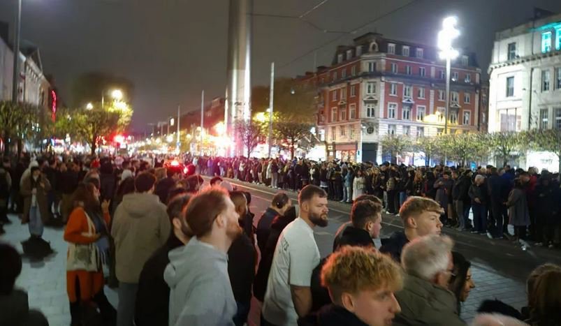 Fotografija: Nekateri so posumili, da nekaj ni v redu, ko so opazili, da nikjer ni ograj in policije, ki tovrstne dogodke sicer vedno spremlja. FOTO: X