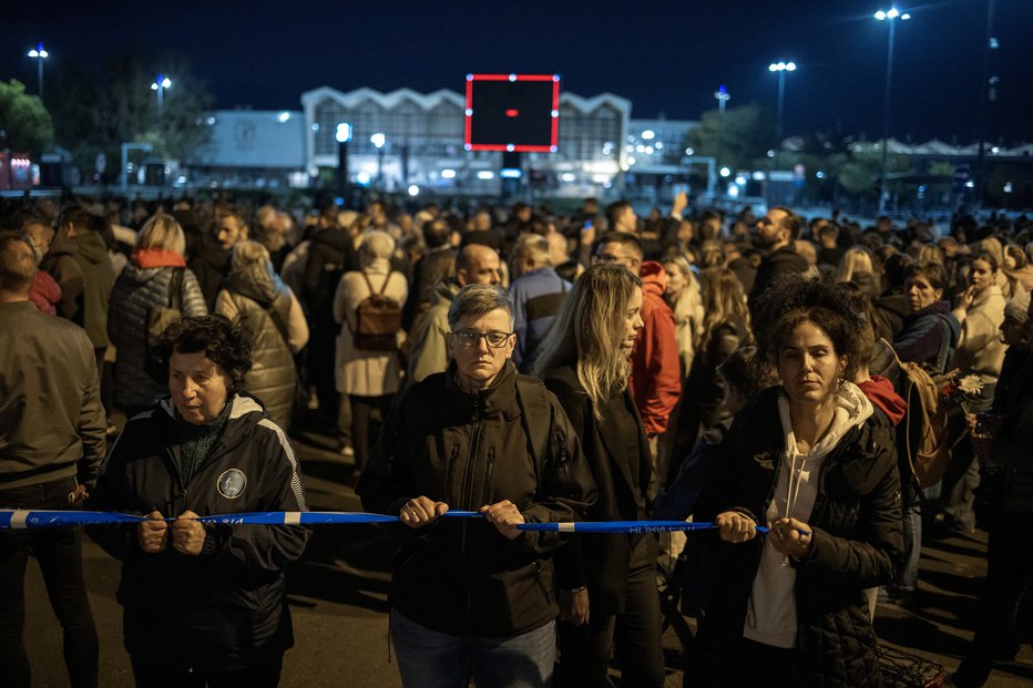 Fotografija: Zbrala se je množica ljudi. FOTO: Marko Djurica Reuters