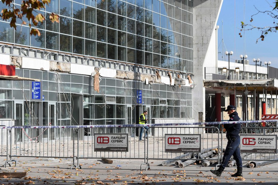 Fotografija: Nadstrešek je bil na tleh v trenutku. FOTO: Nenad Mihajlovic/Afp