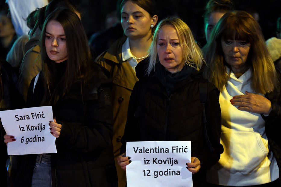 Fotografija: Krivci naj prevzamejo odgovornost, zahtevajo na zborovanjih v Srbiji. FOTO: Nenad Mihajlović/AFP