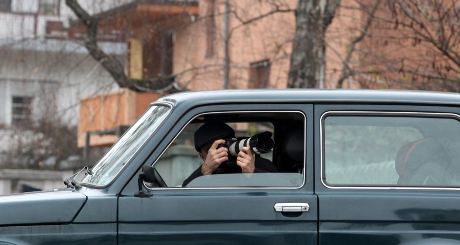 Fotografija: Samo s statičnim opazovanjem po mnenju detektivke ni mogoče priti do ključnih podatkov, ali delavec v času bolniškega dopusta denimo dela na črno. FOTO: Tomi Lombar