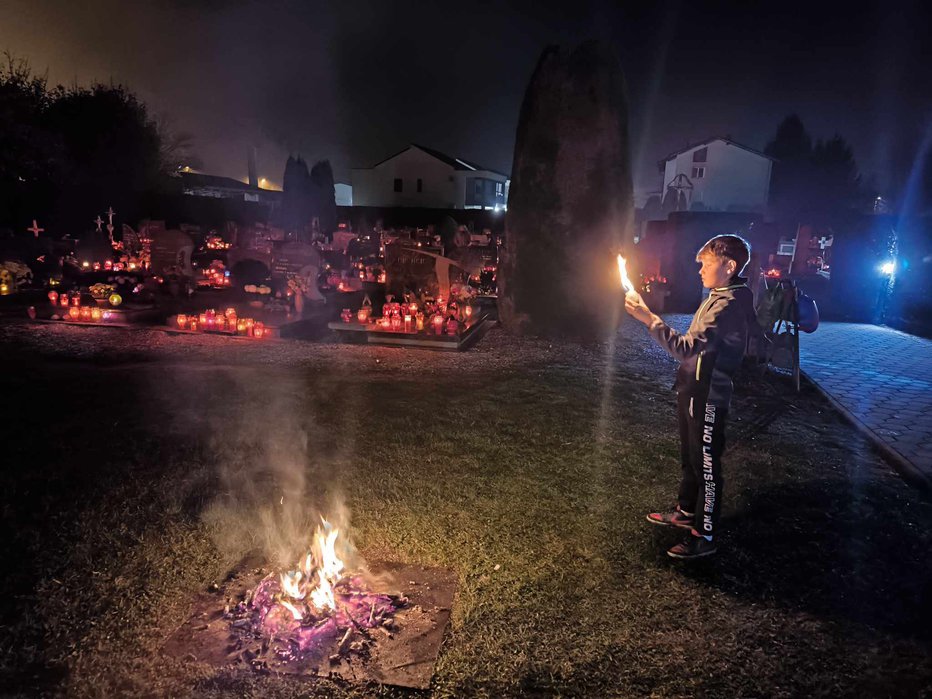 Fotografija: Na veržejskem pokopališču je bilo 1. novembra zvečer nadvse čarobno. FOTOGRAFIJE: Oste Bakal