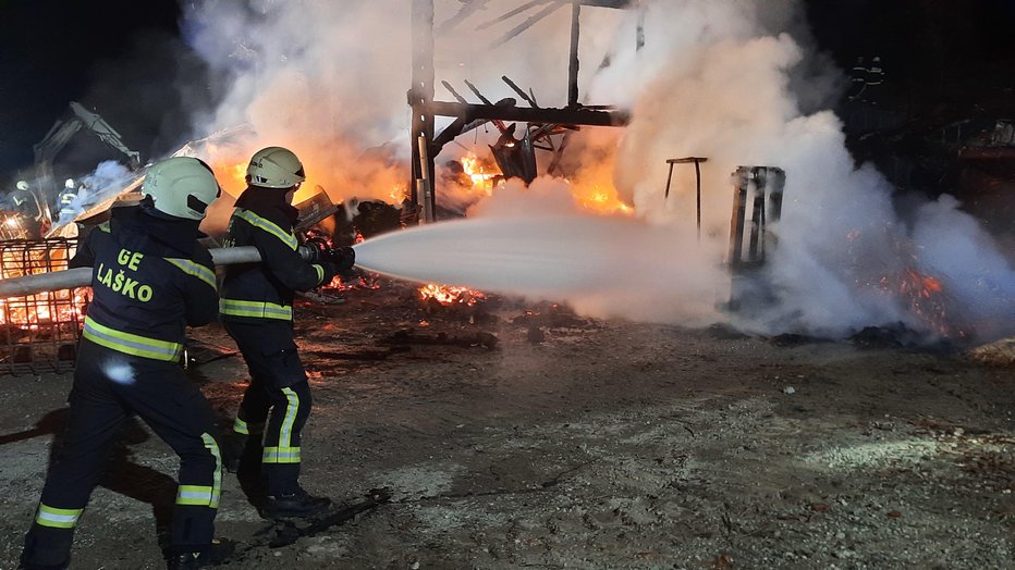 Fotografija: Gasilci iz Sedraža, Rimskih Toplic, Laškega, Rečice in Hrastnika so se skoraj tri ure borili z ognjenimi zublji. FOTO: CZ Laško