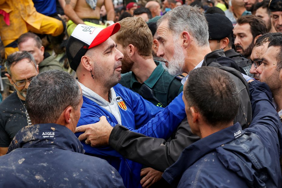 Fotografija: Kljub velikim napetostim je 56-letni Felipe VI nadaljeval s hojo. FOTO: Eva Manez Reuters