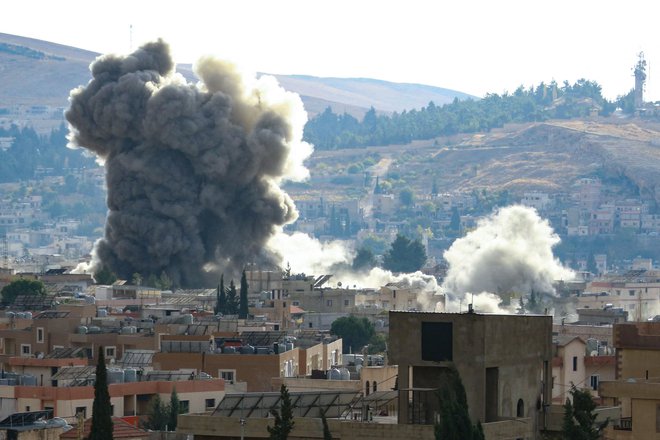 Dim se dviga po izraelskem zračnem napadu na vzhodno libanonsko mesto Baalbeck, 3. novembra 2024. FOTO: Nidal Solh Afp