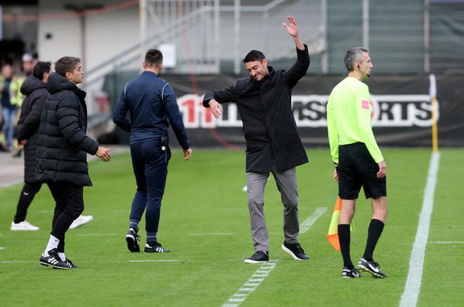 Albert Riera ni skrival grenkobe, njegovi Celjani so zasenčili nekdaj njegove Ljubljančane, a ostali brez nagrade. FOTO: Blaž Samec