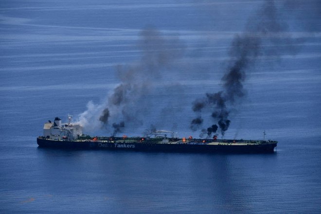 Napadeni tanker Sounion, ki pluje pod grško zastavo v Rdečem morju, 25. avgust 2024. Napadli so ga jemenski hutijevci. FOTO: Eunavfor Aspides Via Reuters