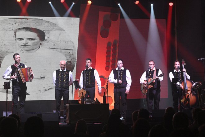 Žiga Pungerčar je zaigral na Slakovo harmoniko, ob njem njegov oče Leopold Pungerčar, Slakov nečak, in ansambel Glas.