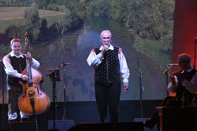 Andrej Bergant je ob spremljavi ansambla Nemir odpel čutni valček Krka sanjava.