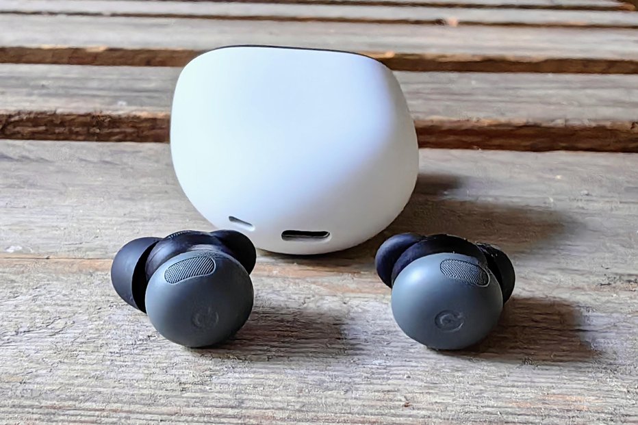 Fotografija: Googlove slušalke pixel buds pro 2 se s silikonskimi čepki in »plavutko« dobro držijo uhlja. FOTO: Staš Ivanc