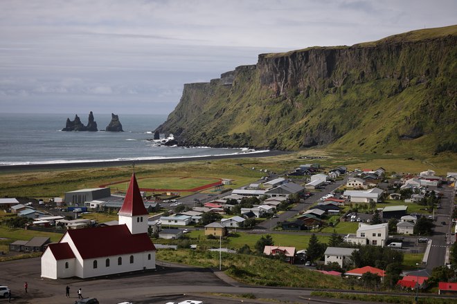 Islandska vas Vik bi bila najverjetneje poplavljena, če bi izbruhnil vulkan Katla in povzročil hitro taljenje ledenika nad vasjo. FOTO: Stojan Nenov/Reuters