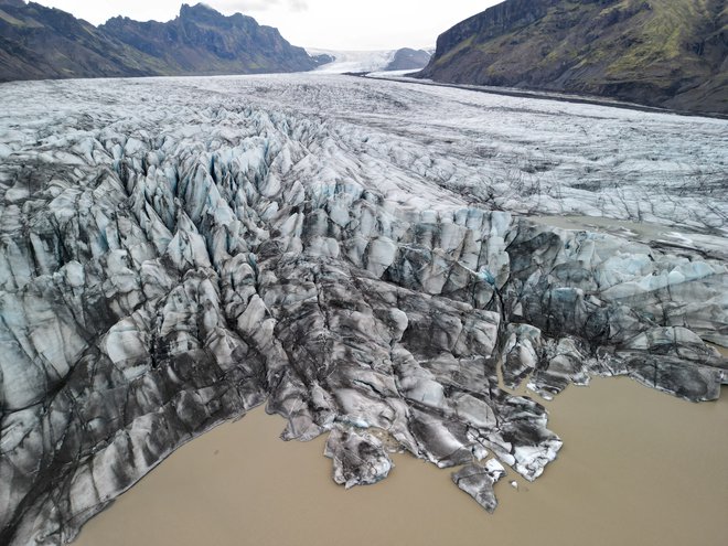 Ledenik Skaftafellsjökull je del narodnega parka Vatnajökull, ki je sicer večinoma pokrit z ledeno odejo. FOTO: Stojan Nenov/Reuters