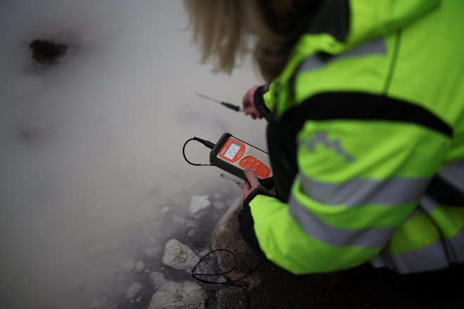 Merjenje temperature vode v kraterju Viti vulkana Askja FOTO: Stojan Nenov/Reuters