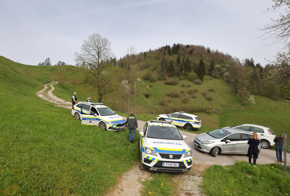 Fotografija: Rudi se je namenil v gozd, da bi posekal smreki, Peter pa se je odpravil za njim in ga ustrelil. Foto: Dejan Javornik