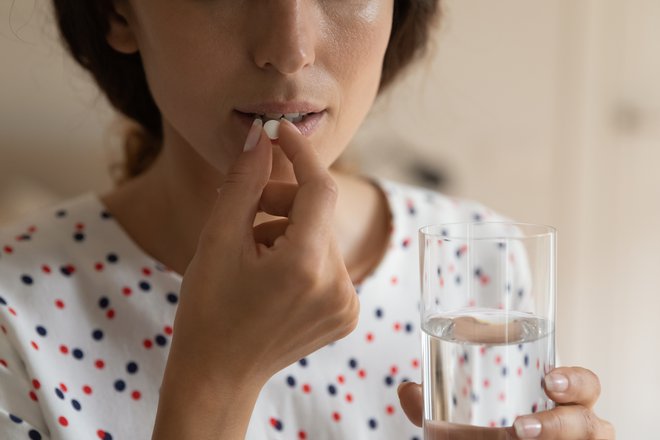 Najprej vzamemo 1000 g paracetamola, če po eni uri ni bolje, odmerek ponovimo. FOTO: Fizkes/Getty Images