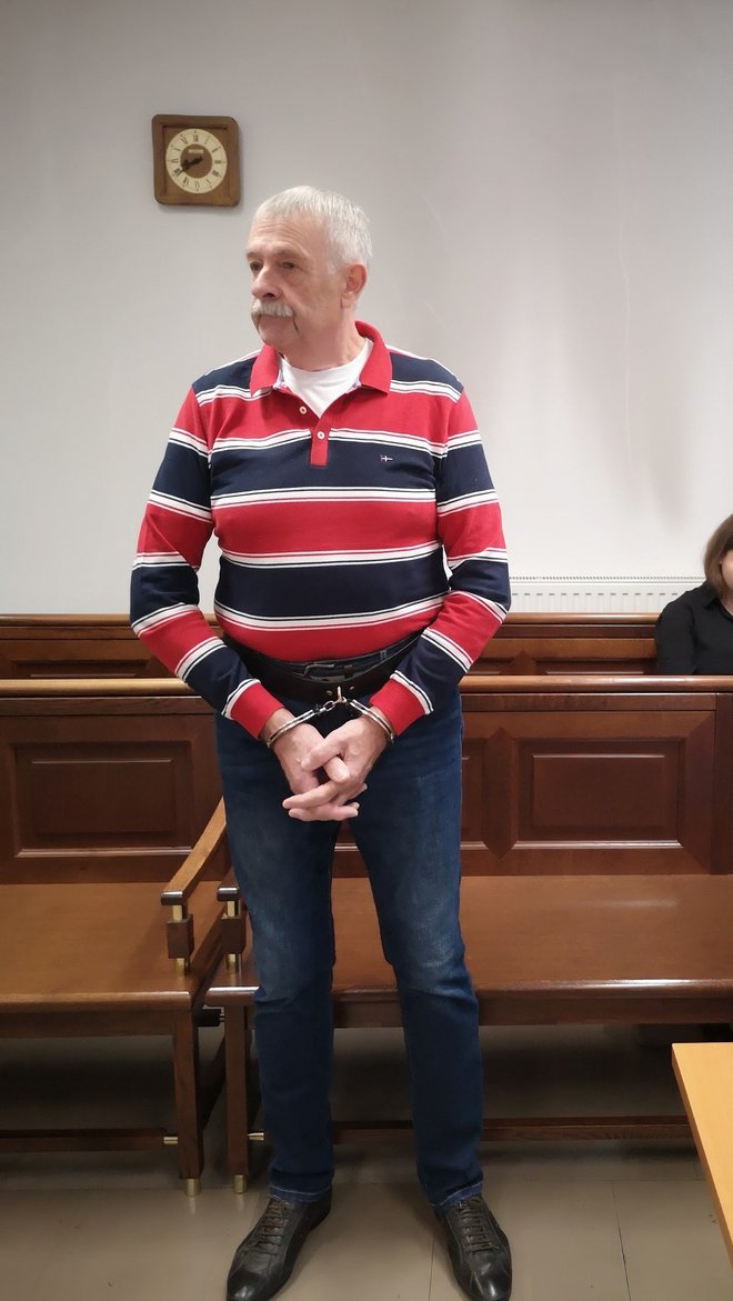 Branko Krklec je nepravnomočno že obsojen na enotnih 30 let zaporne kazni, ker je ustrelil dva pomočnika sodnega izvršitelja, zdaj pa mu bodo sodili še zaradi nedovoljenega posedovanja nevarnega eksploziva in pištole. Foto: Mojca Marot