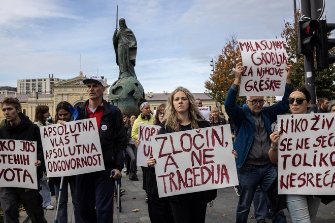 Demonstranti protestirajo zaradi nesreče na železniški postaji v Novem Sadu, za katero krivijo malomarnost in korupcijo oblasti. FOTO: Marko Djurica Reuters