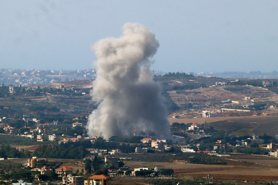 Fotografija: Dim se dviga s prizorišča izraelskega zračnega napada na vas Zawtar el Charkiyeh na jugu Libanona 4. novembra 2024. FOTO: AFP