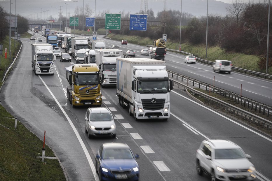 Fotografija: Prvi konec tedna krompirjevih počitnic je bila gneča nepopisna. FOTO: Uroš Hočevar