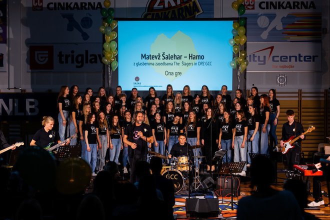 Matevž Šalehar - Hamo je zapel z zasedbo The Šlagers in Dekliškim pevskim zborom GCC.