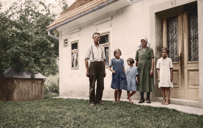 Družina Franca Štravsa leta 1936 pred rojstno hišo na Dvoru. Na fotografiji z ženo Jožefo in otroki Eleonoro, Josipino in Suzano. FOTO: Osebni arhiv Slavka Mirtiča