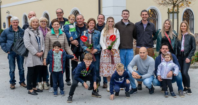 Sorodniki in potomci železolivarskega mojstra Janeza s člani družine in mladoporočencema FOTO: Dejan Maver