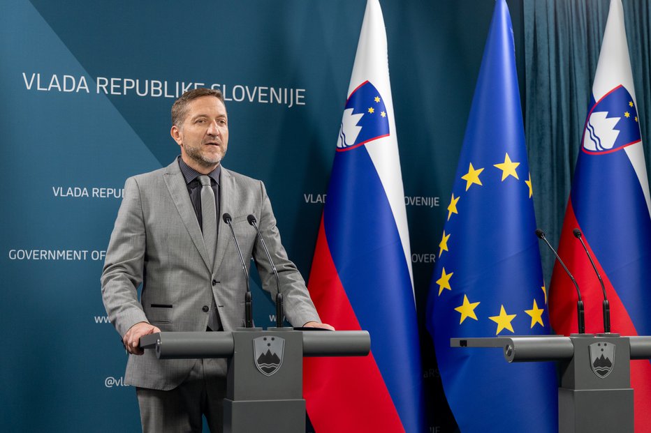 Fotografija: Minister Klemen Boštjančič na izjavi za javnost. FOTO: Voranc Vogel