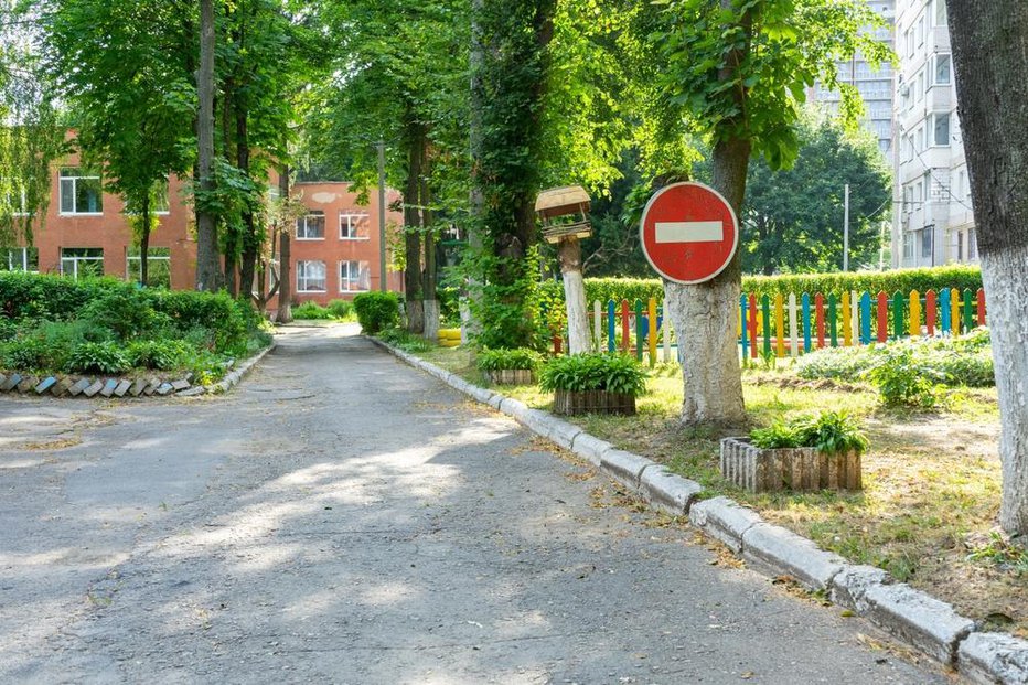 Fotografija: Pravnica odgovarja na vprašanje bralca, ki ga skrbi služnostna pot do hiše - novi lastnik zemljišča je namreč napovedal, da jim bo pot zaprl. FOTO: Voroshchuk, Shutterstock