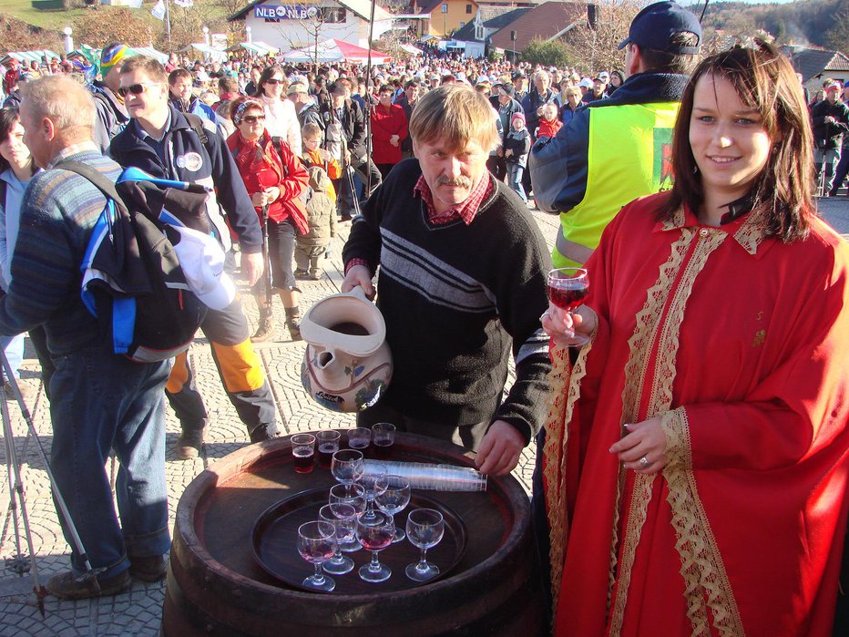 Fotografija: Na Čatežu se vsako leto zbere več tisoč ljudi.