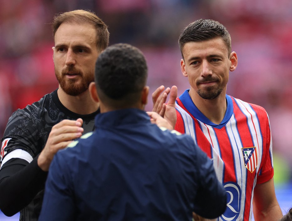 Fotografija: Jan Oblak (levo) bo najvišja ovira za napad Parižanov. FOTO: Isabel Infantes/Reuters