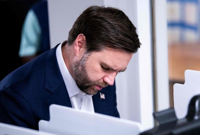 Kandidat za podpredsednika ZDA JD Vance je že oddal svoj glas. FOTO: Stephen Maturen Getty Images Via Afp