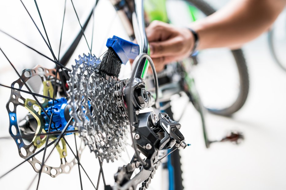 Fotografija: Vse skupaj bodo temeljito očistili, odstranili bodo staro mast, vso drobno umazanijo, ki je sami kljub rednim čiščenjem kolesa niste mogli. FOTO: Shutterstock 