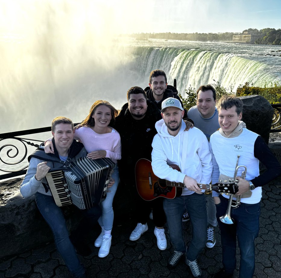 Fotografija: Brez ogleda Niagarskih slapov seveda ni šlo, tam so še enkrat posneli Eno bolho za pomoč. FOTOGRAFIJE: ASA