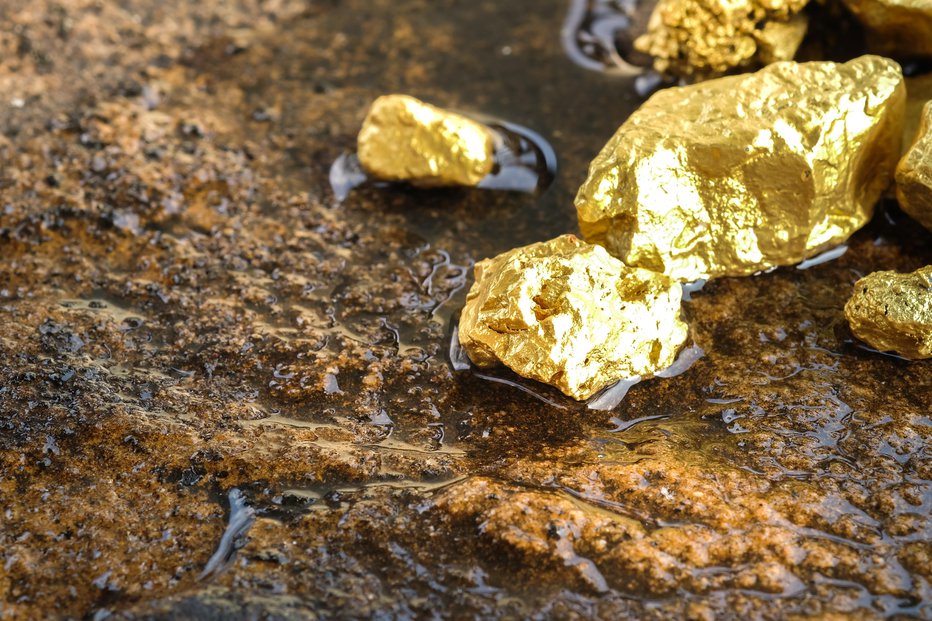 Fotografija: The pure gold ore found in the mine on a stone floor FOTO: Oat_phawat Getty Images/istockphoto