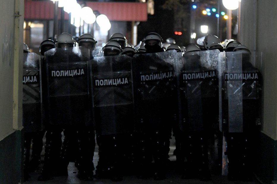 Fotografija: Protest se je začel z minuto molka. FOTO: Nenad Mihajlovic Afp