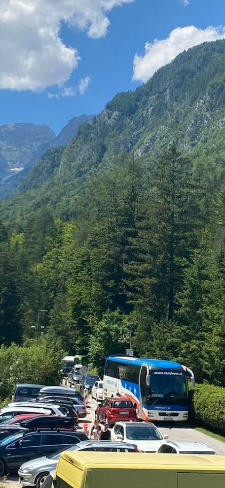 Omejitev brez zapornice ni upošteval nihče in nastajal je kaos. FOTO: TD Dovje-Mojstrana