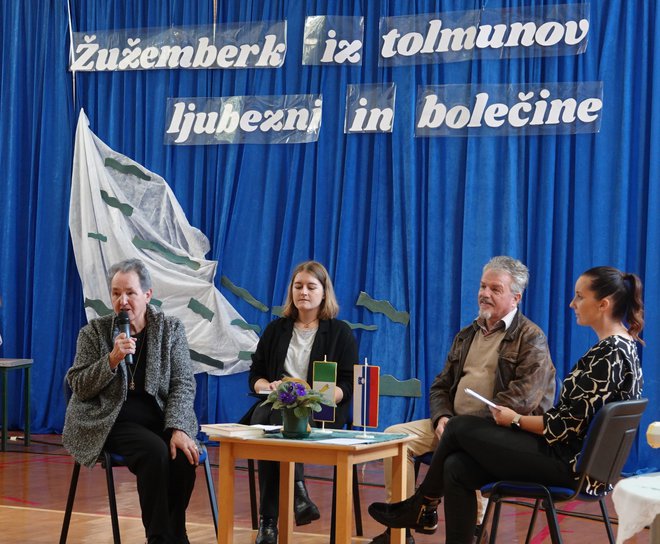 Z leve: Jelka Mrvar, urednica založbe Družina Lara Vurnik in Vlado Kostevc ter prof. Sanja Nose, ki je vodila pogovor.