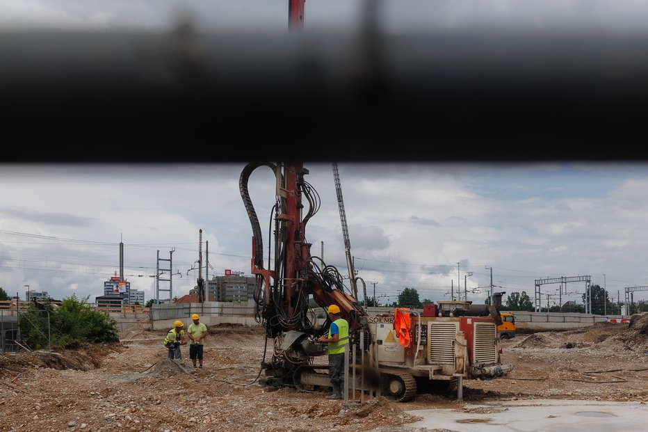 Fotografija: Gradbišče za Emoniko in železniško postajo FOTO: Črt Piksi