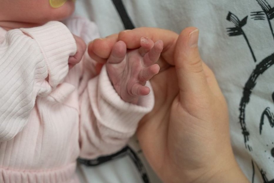 Fotografija: Žiga in Anamarija sta se prvič znašla v starševski vlogi.