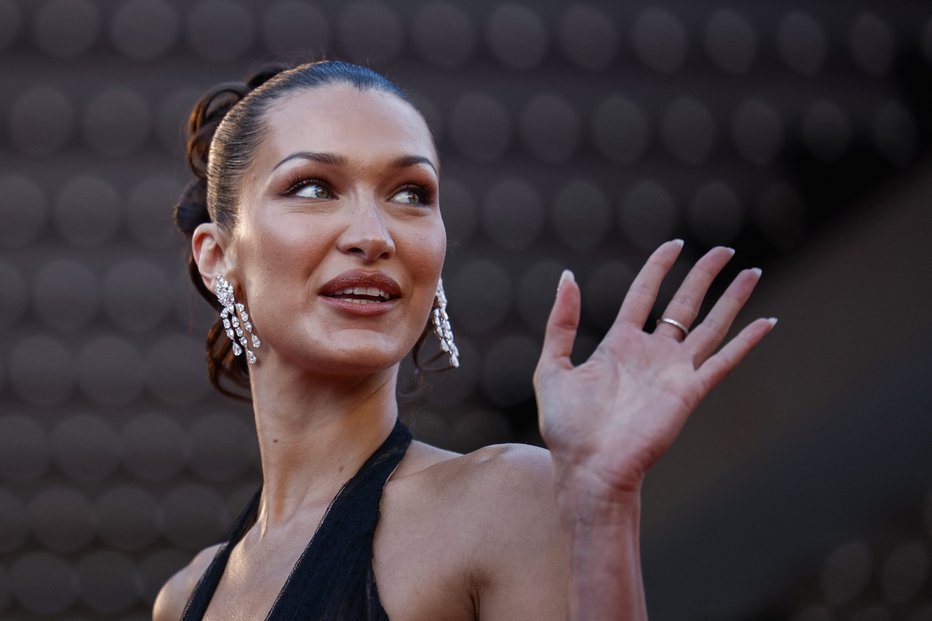 Fotografija: Mamo je motilo, da Bella Hadid po videzu preveč spominja na očeta. FOTO: Stephane Mahe/Reuters