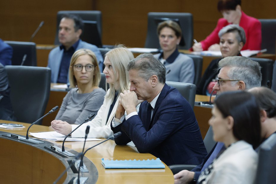 Fotografija: V vladnih vrstah je bilo kar nekaj slabe bolje. FOTO: Leon Vidic/Delo