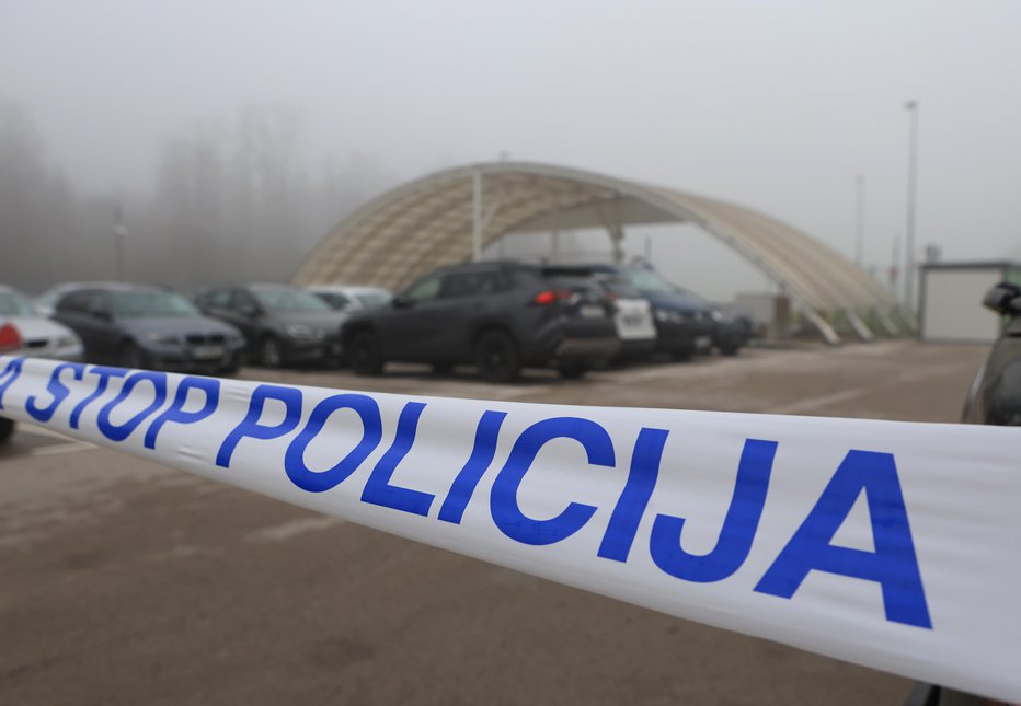 Fotografija: Na zločin je spominjal le še policijski trak. Fotografiji: Dejan Javornik