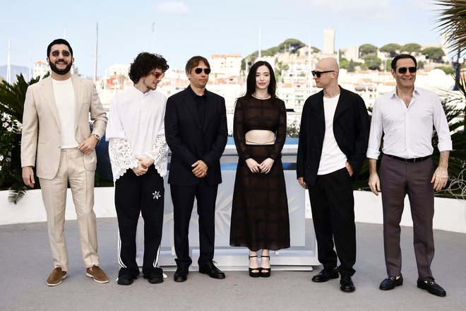 Režiser Sean Baker in igralci Mikey Madison, Jurij Borisov, Mark Eydelshteyn, Karren Karagulian in Vache Tovmasyan na festivalu v Cannesu Foto: Yara Nardi/Reuters