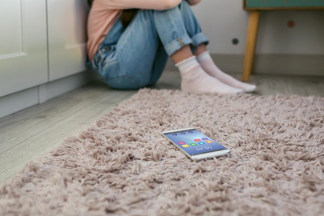 Odvisnosti, tudi od telefona, so pogosto način, kako ubežati raznim stiskam. FOTO: Doble-d/Getty Images