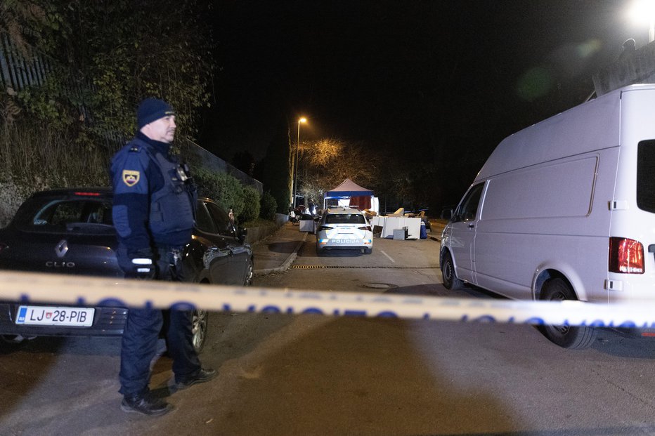 Fotografija: Policija je območje zaprla s trakovi. FOTO: Leon Vidic