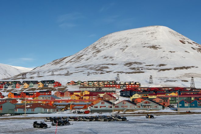 Hiše imajo troslojna okna, temelji so kovinski drogovi, ki segajo globoko v tla. Foto: Maris Maskalans/Getty Images