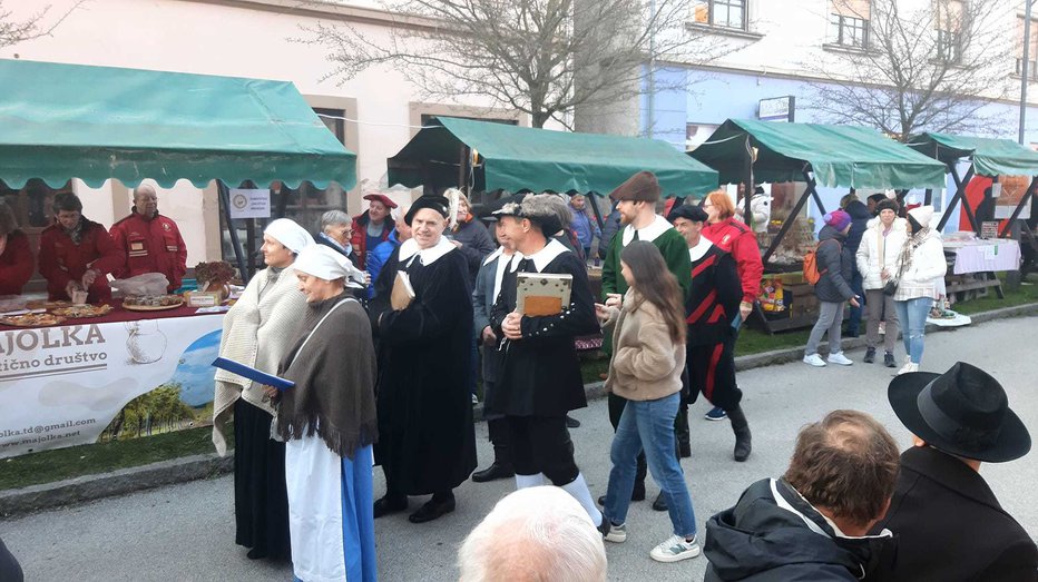 Fotografija: Številne stojnice so vabile s pestro ponudbo. FOTOGRAFIJE: Oste Bakal