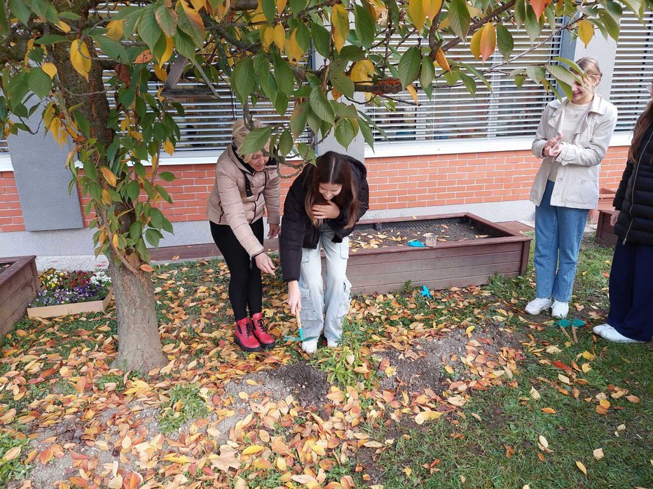 Fotografija: Devetošolci so se pridružili plemeniti akciji. FOTOGRAFIJI: Oste Bakal